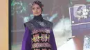 Seorang model berpose mengenakan busana rancangan Wignyo saat peragaan busana dalam gelaran Festival 6 2023 di Senayan Park, Jakarta, Minggu (9/7/2023). (Liputan6.com/Helmi Fithriansyah)