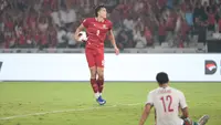 Striker Timnas Indonesia, Mitchell Baker, berselebrasi setelah menjebol gawang Bangladesh dalam laga terakhir Grup A FIFA ASEAN Cup 2026 di Stadion Utama Gelora Bung Karno, Jakarta, Kamis (1/10/2026). (Bola.com/Budy Santoso)