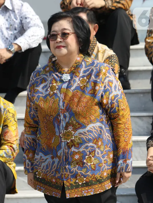 Menteri KLHK pada Kabinet Kerja 2014-2019, Siti Nurbaya diperkenalkan dalam pengumuman menteri Kabinet Indonesia Maju di Istana Merdeka, Jakarta, Rabu (23/10/2019). Siti Nurbaya kembali dipercaya Presiden Jokowi menjabat Menteri KLHK Kabinet Indonesia Maju 2019-2014. (Liputan6.com/Angga Yuniar)