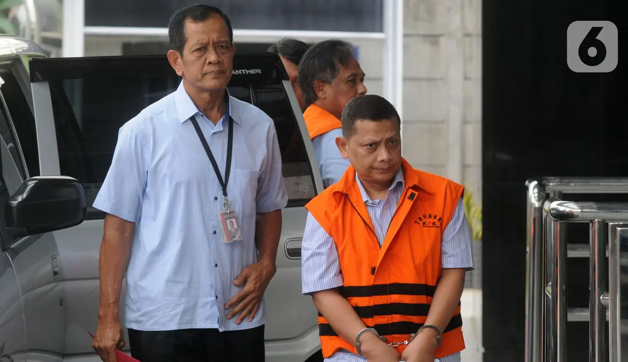 Direktur PT Sampico Adhi Abattoir Dody Wahyudi (depan) dan Direktur PT Harlis Tata Tahta Hartoyo (belakang) tiba di Gedung KPK, Jakarta, Kamis (21/11/2019). Dody diperiksa terkait suap izin kuota impor bawang putih dan Hartoyo proyek pengadaan jalan di Kalimantan Timur. (merdeka.com/Dwi Narwoko)