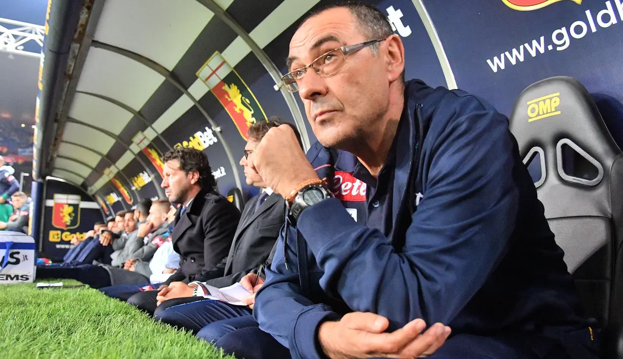 Pelatih Napoli, Maurizio Sarri serius mengawasijalanya pertandingan timnya melawan Genoa pada lanjutan Serie A di Luigi Ferraris stadium, Genoa, (25/10/2017). Napoli menang 3–2. (Luca Zennaro/ANSA via AP)