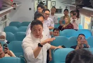 Seskab Teddy Indra Wijaya meninjau arus mudik Lebaran 2026 di Stasiun Pasar Senen, Jakarta Pusat, Selasa (17/3/2026). (Foto: Biro Pers Istana)