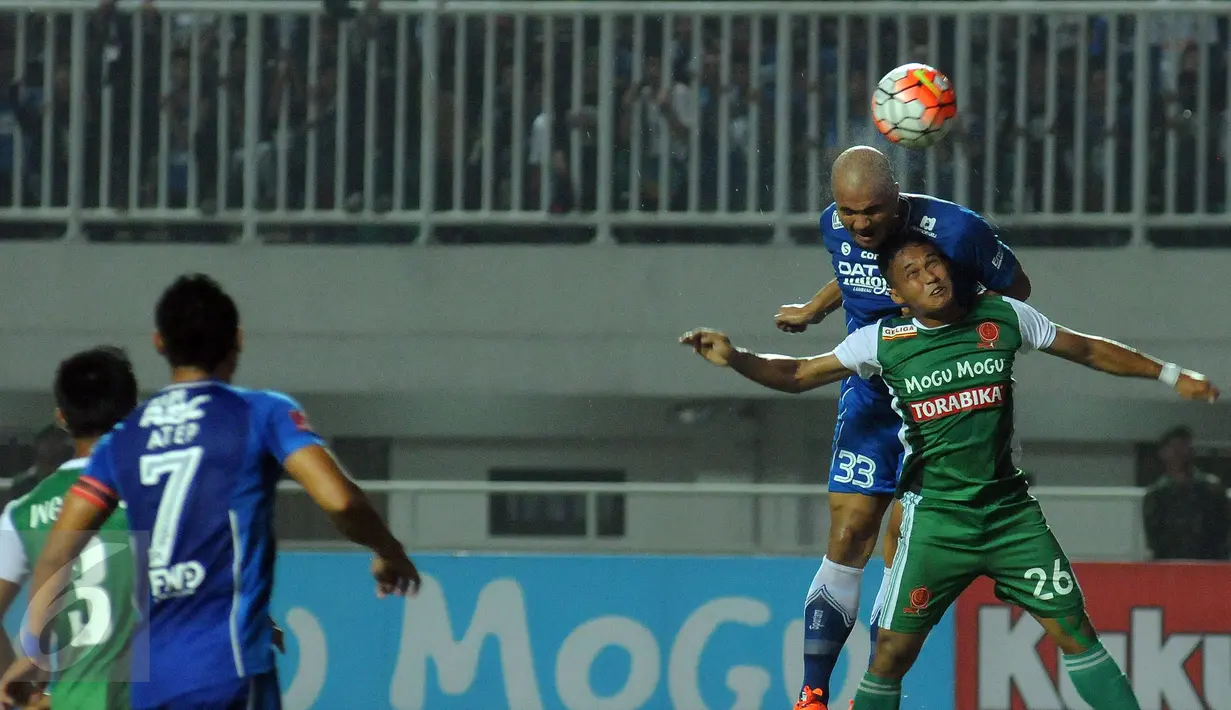 enyerang Persib, Sergio van Dijk berebut bola atas dengan pemain PS TNI saat laga Torabika Soccer Championship presented by IM3 Ooredoo di Stadion Pakansari, Kab Bogor, Minggu (21/8). Persib menang 3-0. (Liputan6.com/Helmi Fithriansyah)