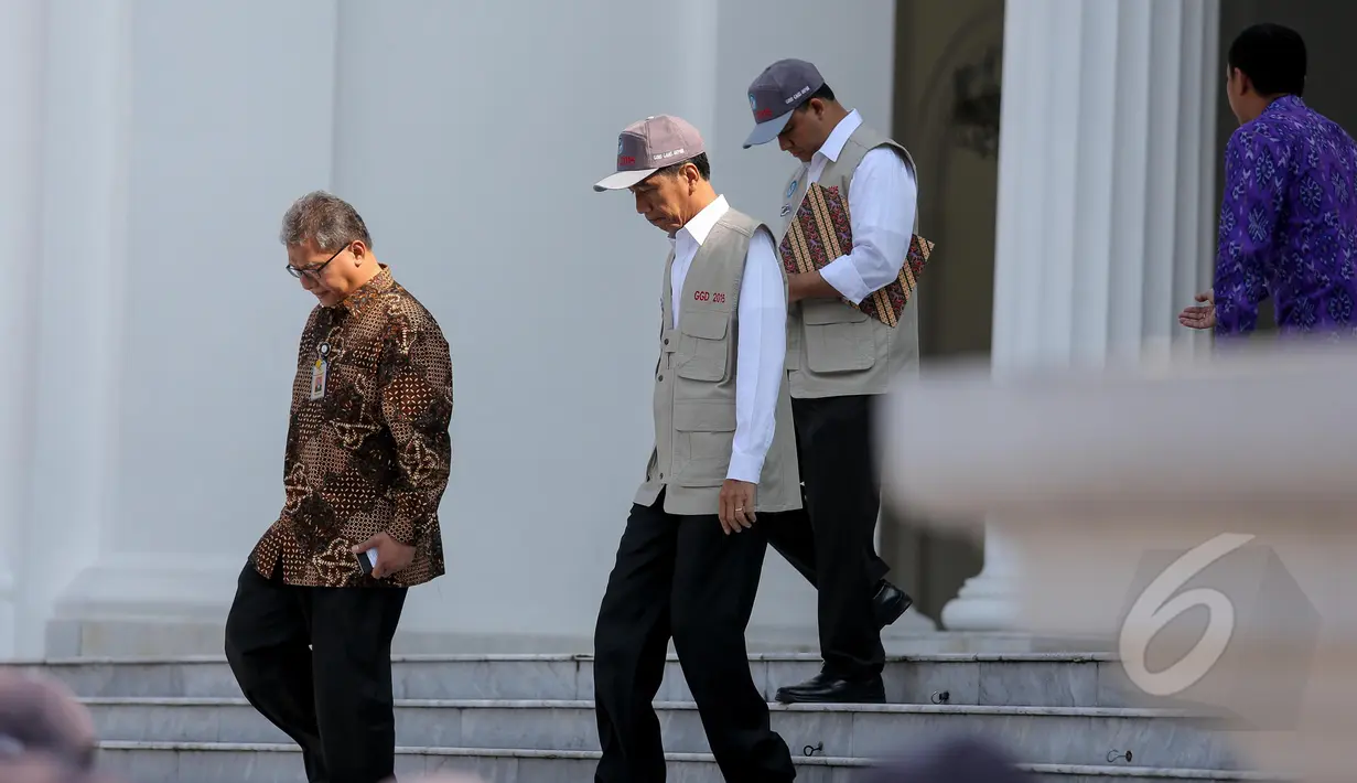 Presiden Jokowi didampingi mendikbud Anies Baswedan bersiap melepas 298 guru garis depan (GGD) di Istana Negara, Jakarta, Senin (25/5). Tenaga pengajar tersebut akan dikirim ke wilayah terdepan, terluas, dan tertinggal (3T). (Liputan6.com/Faizal Fanani)