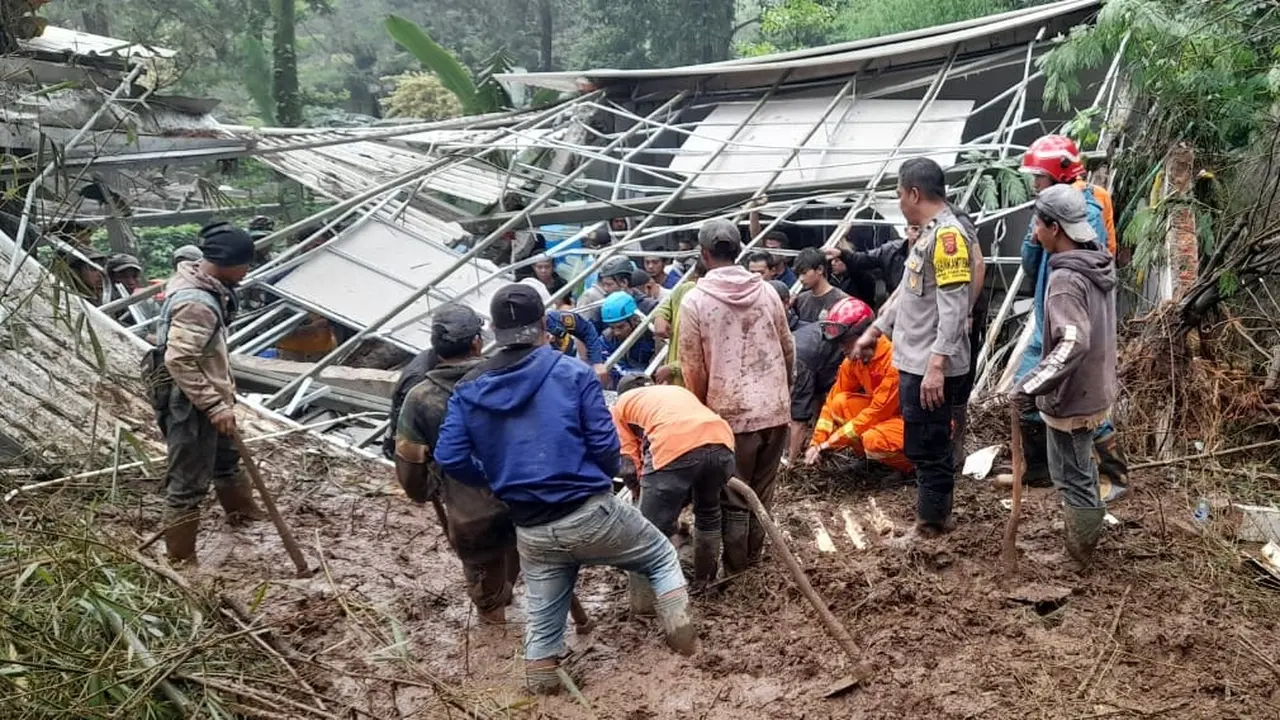 Longsor Timpa Bangunan Wisata HeHa Waterfall Puncak Bogor, 2 Karyawan Terluka