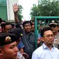 Haji Lulung melambaikan tangan saat Kantor DPP PPP diserbu massa yang mengaku sebagai pendukung Romahurmuziy, Menteng, Jakarta Pusat, Selasa (2/12/2014). (Liputan6.com/Johan Tallo) 