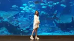 Meski menggunakan busana serba putih penampilan BCL tetap terlihat kece. Ditambah dengan latar akuarium besar pada foto tersebut, semakin menonjolkan bangimana santainya BCL ketika sedang berlibur. (Liputan6.com/IG/@bclsinclair)
