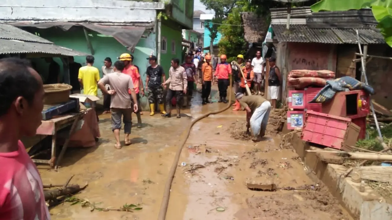 Banjir bandang menerjang Desa Sadeng