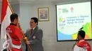 Ketua KOI, Erick Thohir memberikan bendera Merah Putih kepada CDM Raja Sapta Oktohari saat upacara Pengukuhan dan Pelepasan Kontingen Olimpiade Rio 2016 di Wisma Kemenpora Jakarta, Selasa (21/6). (Liputan6.com/Helmi Fithriansyah)