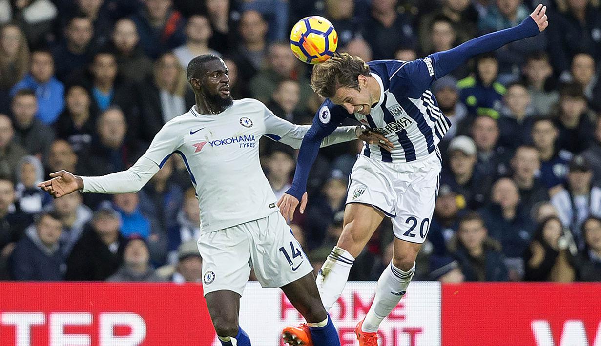 Gelandang Chelsea, Tiemoue Bakayoko, duel udara dengan gelandang West Bromwich, Grzegorz Krychowiak, pada laga Premier League di Stadion The Hawthorns, West Bromwich, Sabtu (18/11/2017). West Bromwich kalah 0-4 dari Chelsea. (AFP/Roland Harrison)