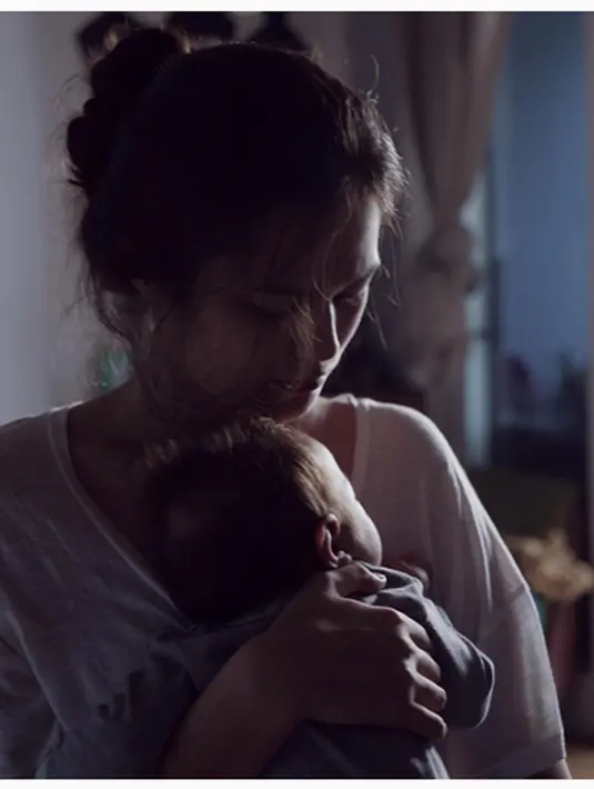 "kita berdua lg panik karna bjorka demam,karna pengaruh dari imunisasi,walopun dokter udah bilang bkl ada kemungkinan demam dan kita disuruh tenang tetep aja panik waktu udah mulai demam karna sblmnya blon pernah,… " tulis Ringgo. (Instagram/ ringgoagus)