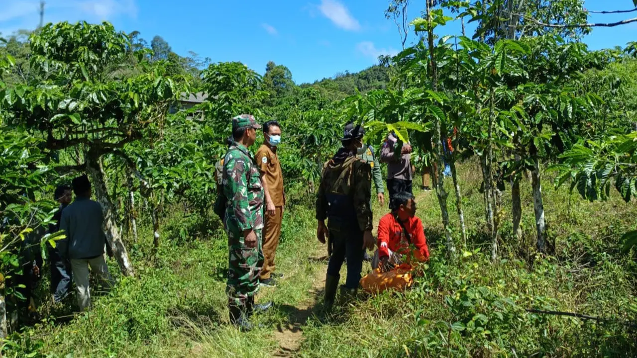 Petugas gabungan dari TNI, Polri dan TNBBS menemukan tapak serta kotoran Harimau Sumatera di lokasi penemuan mayat perambah di TNBBS. Foto : (Istimewa).