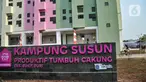 Warga bersepeda di Kampung Susun Produktif Tumbuh Cakung Eks. Bukit Duri, Jakarta Timur, Kamis (25/8/2022). Gubernur DKI Jakarta Anies Baswedan hari ini meresmikan Kampung Susun Produktif Tumbuh Cakung yang hanya dikhususkan untuk warga eks Bukit Duri yang terkena dampak gusuran program normalisasi Sungai Ciliwung. (merdeka.com/Iqbal S. Nugroho)
