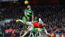 Pemain Swansea City, Jordi Amat (kiri)  berebut bola dengan pemain Arsenal, Olivier Giroud (kanan) pada lanjutan Liga Inggris pekan ke-28 di Stadion Emirates, London, Kamis (3/3/2016) dini hari WIB. (AFP / Glyn Kirk)