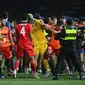 Petugas keamanan mencoba melerai perkelahian di sela-sela pertandingan&nbsp;sepak bola putra antara Timnas Indonesia U-22 dan Thailand dalam SEA&nbsp;Games 2023 di Phnom Penh, Kamboja, 16 Mei 2023. (foto: Nhac NGUYEN / AFP)