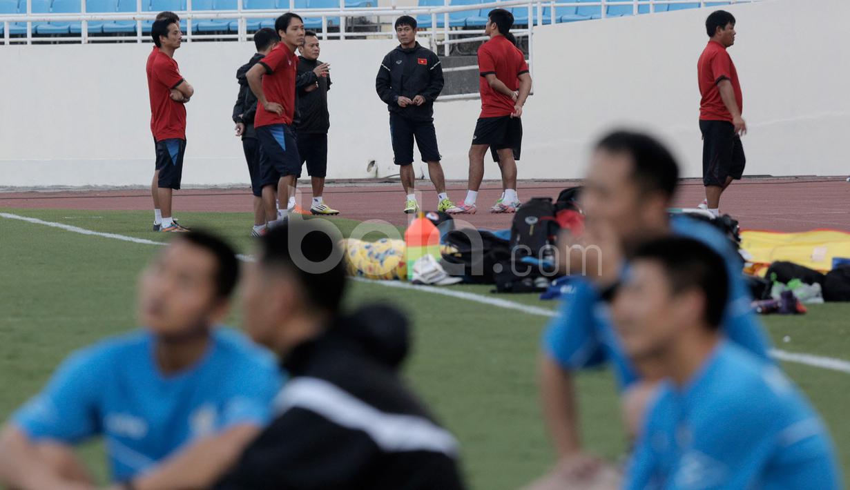 Pelatih Timnas Vietnam, Nguyen Huu Thang, berdiskusi dengan para asistennya saat latihan jelang lawan Indonesia dalam laga leg kedua semifinal Piala AFF 2016 di Stadion My Dinh, Hanoi, Vietnam, Selasa (6/12/2016). (Bola.com/Peksi Cahyo)