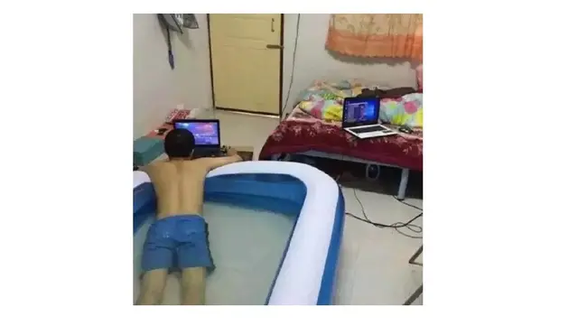 6 Tingkah Orang Berusaha Produktif di Kolam Renang Ini Kocak