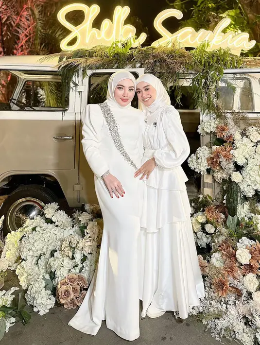 Selain yang punya hajat dan keluarga, para tamu undagan juga mengenakan dress code putih-putih. [Instagram/shellasaukiaofficial]