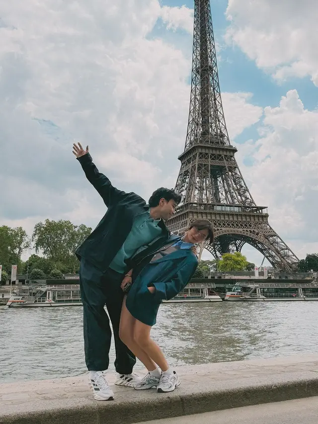7 Potret Vidi Aldiano dan Sheila Dara Liburan di Paris, Romantis Banget