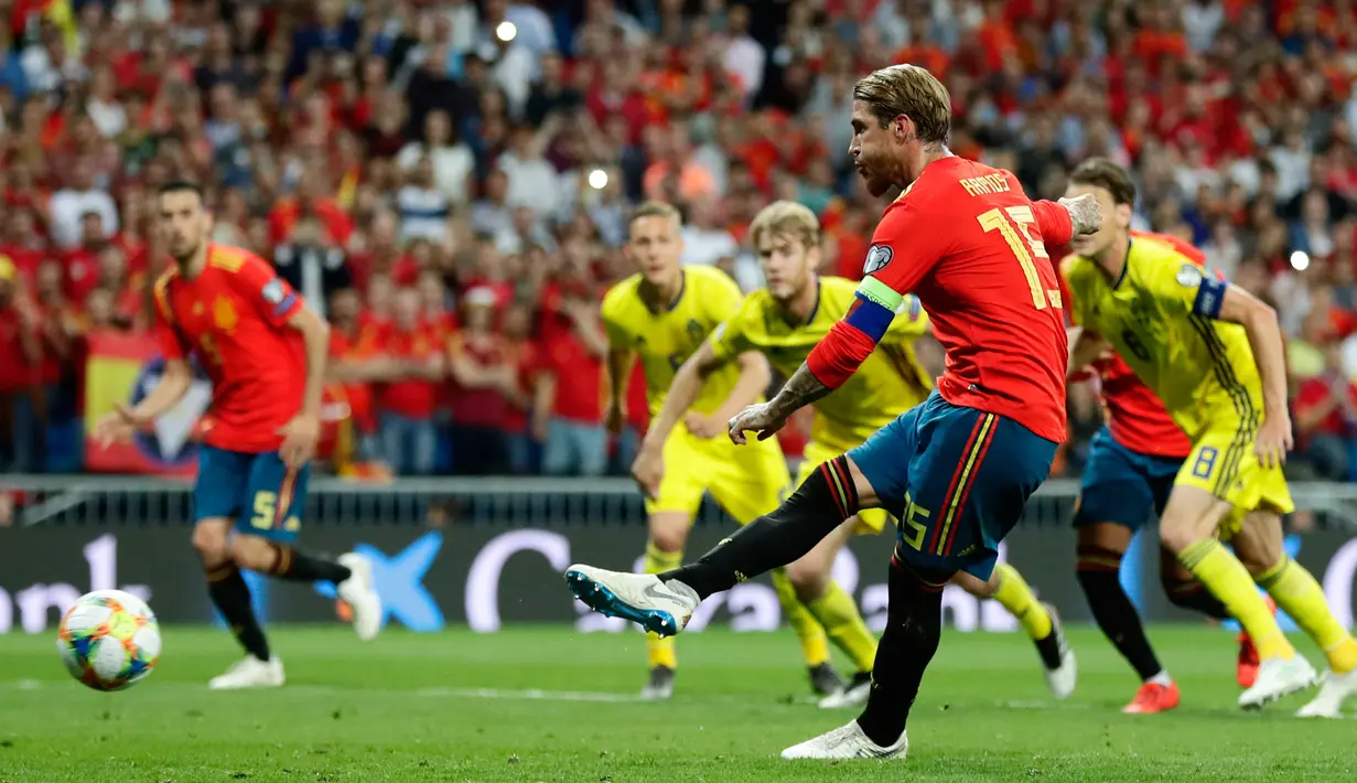 Bek Spanyol Sergio Ramos mencetak gol lewat tendangan penalti saat menghadapi Swedia dalam laga kualifikasi Grup F Piala Eropa 2020 di Stadion Santiago Bernabeu, Madrid, Senin (10/6/2019). Spanyol membantai Swedia 3-0. (AP Photo/Manu Fernandez)
