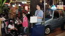 Anak-anak berkebutuhan khusus dan kurang mampu sedang antri masuk taksi menyambut Hari Anak Nasional di Wahana KidZania Jakarta, Jumat (21/07). Kegiatan ini memberikan inpirasi agar mereka optimis meraih masa depan. (Liputan6.com/Pool)