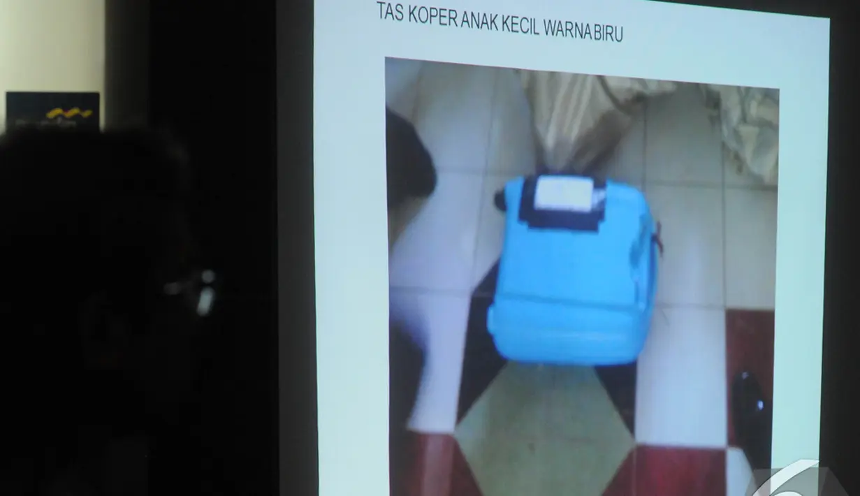 Basarnas menampilkan slide foto berupa gambar tas koper anak kecil, Jakarta, Selasa (30/12/2014). (Liputan6.com/Herman Zakharia)