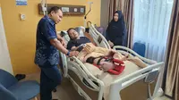 Kapolda Riau Irjen Herry Heryawan menjenguk Waka Polres Kuansing yang ditabrak pelaku balap liar. (Liputan6.com/M Syukur)