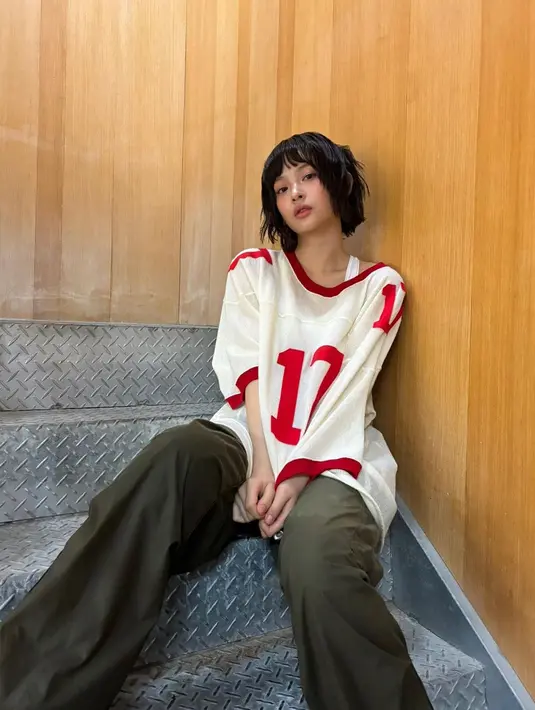 Perpaduan gaya boyish dan sporty, salah satunya bisa tiru gaya Hanni NewJeans satu ini. Ia tampil manis kenakan boxy t-shirt dan cargo pants. [@newjeans_official].