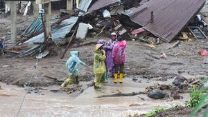 Daerah terdampak meliputi Padang Pariaman, Kota Padang, Kabupaten Agam, Pesisir Selatan, Solok, Kota Pariaman, Pasaman Barat, Bukittinggi, serta beberapa kota/kabupaten lain yang juga mengalami banjir, longsor, hingga kerusakan infrastruktur. Banyak rumah warga terendam, akses jalan terputus, dan sejumlah fasilitas publik rusak akibat intensitas hujan ekstrem. Tampak dalam foto, warga memeriksa rumah-rumah yang rusak akibat banjir di Malalak, Sumatera Barat, Indonesia, Kamis, 27 November 2025. (AP Photo/Ade Yuandha)