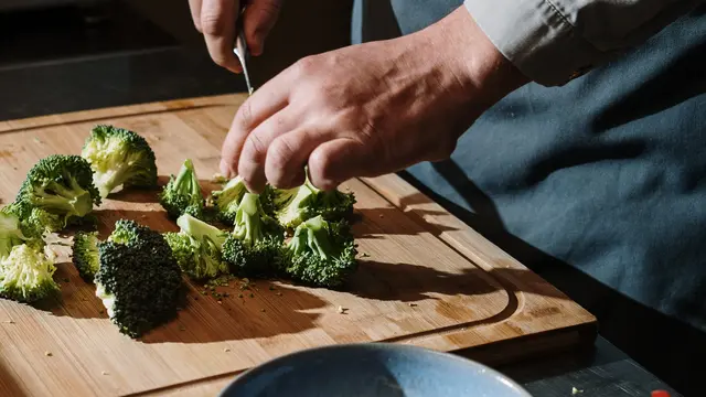 Potong brokoli dengan ukuran yang sama