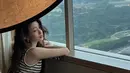 Tak hanya saat acara, Bae Suzy pun pamer pesonanya saat sesi photoshoot di kamar hotel [@skuukzky]