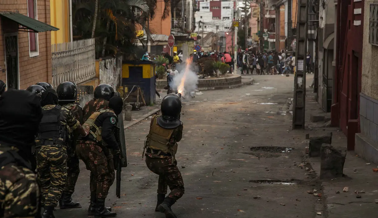 Aparat keamanan menembakkan gas air mata untuk membubarkan ratusan demonstran yang turun ke jalan di ibu kota Antananarivo, sementara aksi serupa merebak di sejumlah kota lain. (RIJASOLO/AFP)