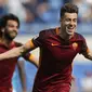 Selebrasi pemain AS Roma, Stephan El-Shaarawy setelah mencetak gol ke gawang Lazio, Minggu (3/4/2016). (Reuters/Albert Gea)