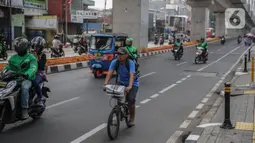 Pengendara sepeda melintas di kawasan Blok A, Jakarta, Senin (25/11/2019). Mulai hari ini, polisi akan menilang para pengendara kendaraan bermotor yang nekat masuk dan melintas di jalur sepeda. (Liputan6.com/Faizal Fanani)