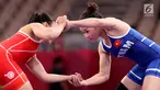 Pegulat Indonesia, Ulfah Dewi (kiri) bertarung dengan pegulat Vietnam, Pham Thi Ha Phuong pada babak perdelapan final Freestyle 53 kg putri dalam Asian Games 2018 di JCC Senayan, Senin (20/8). Ulfah Dewi kalah dengan skor 3-5. (Liputan6.com/Fery Pradolo)