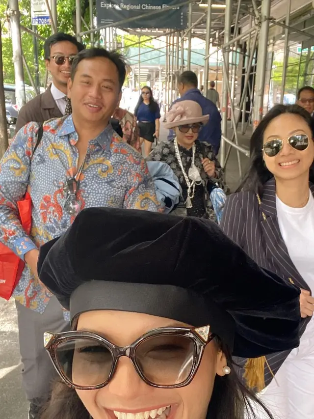 7 Potret Kebersamaan Amel Carla Bersama Kakak yang Baru Saja Wisuda di Amerika