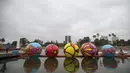 Sejumlah bola raksasa tertata rapih di danau MacArthur Park selama pameran "Spheres" di Los Angeles, California, AS (21/8/2015). Acara ini menampilkan sekitar 3.000 bola raksasa yang dihias oleh para relawan. (REUTERS/Mario Anzuoni)