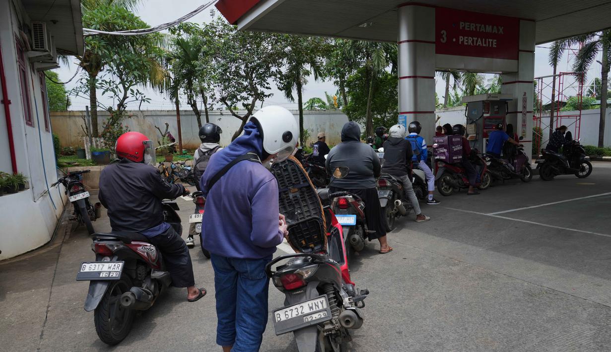 Pemerintah menegaskan bahwa angka ini adalah kapasitas penyimpanan (storage) maksimal, bukan tanda darurat. Tampak dalam foto, para pengendara mengantre untuk mengisi tangki mereka di sebuah Stasiun Pengisian Bahan Bakar Umum (SPBU) di pinggiran Jakarta, Senin 9 Maret 2026. (AP Photo/Tatan Syuflana)