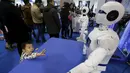 Seorang saat melihat Robot yang berbentuk mirip manusia yang bernama Robot KINGER pada Pameran Dunia Robot selama Konferensi Robot Dunia di Beijing, Cina,  (24/11). Konferensi robot ini diadakan selama tiga hari dari senin lalu. (REUTERS/Jason Lee)