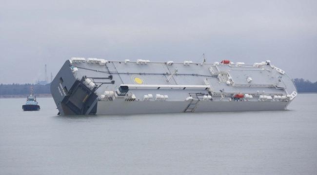 Kapal kargo The Hoegh Osaka miring karena kecelakaan | Phptp: Copyright dailymail.co.uk