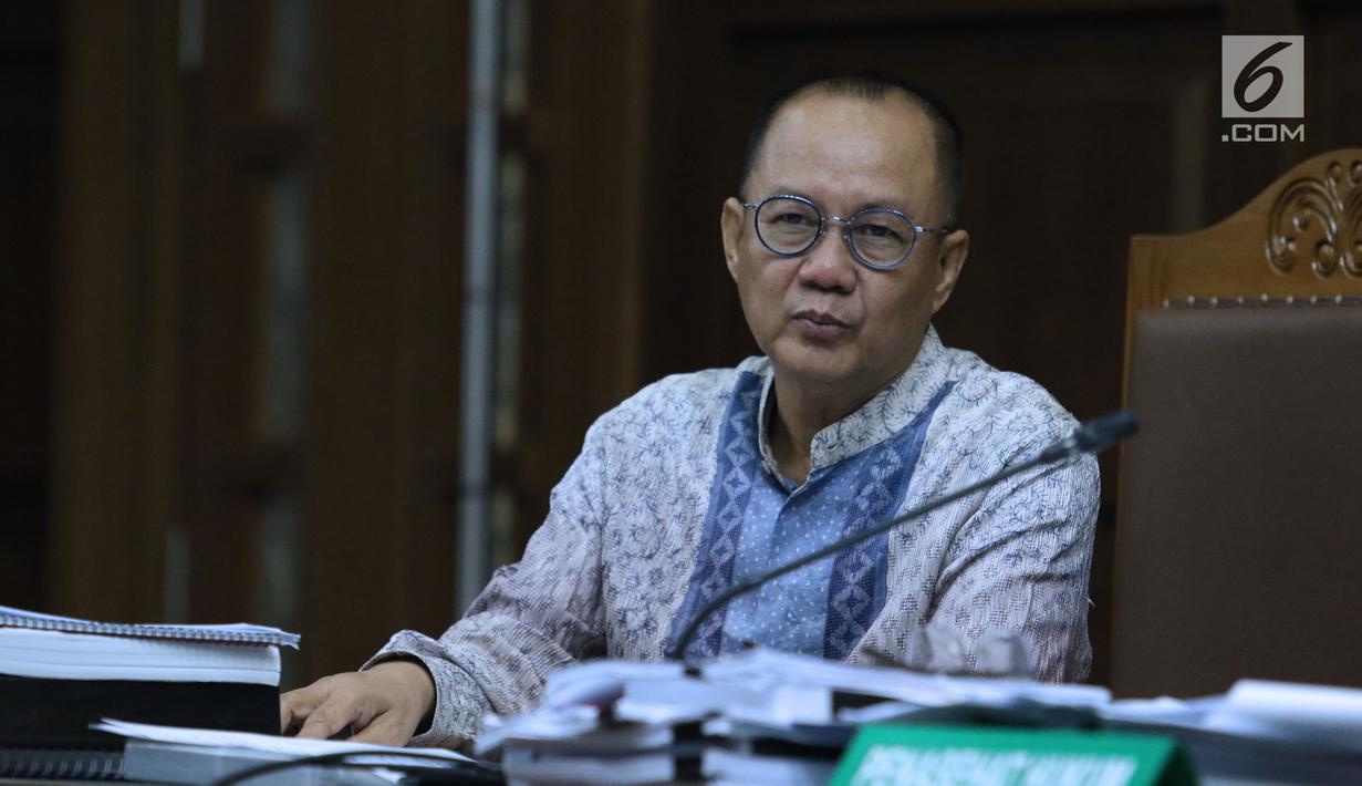 Terdakwa dugaan korupsi penerbitan SKL BLBI, Syafruddin Arsyad Temenggung saat menjalani sidang lanjutan di Pengadilan Tipikor, Jakarta, Kamis (12/7). Sidang mendengar keterangan saksi. (Liputan6.com/Helmi Fithriansyah)