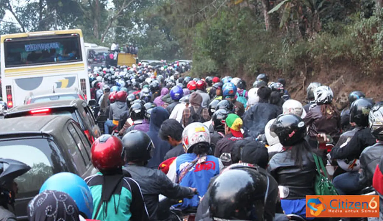 Citizen6, Bandung: Jalan Raya Ciwidey, Kabupaten Bandung, Provinsi Jawa Barat, macet total, Kamis (1/9). Kemacetan disebabkan banyaknya wisatawan yang ingin mengunjungi obyek wisata di sekitar Ciwidey. (Pengirim: Aditia Wiraraja) 