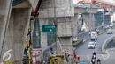 Aktivitas proyek pembangunan jembatan layang (flyover) di Jalan Kapten P. Tendean, Jakarta Selatan, Kamis (14/7). Pasca libur lebaran, aktivitas pembangunan jalan layang busway Tendean-Ciledug masih belum berjalan normal. (Liputan6.com/Yoppy Renato)