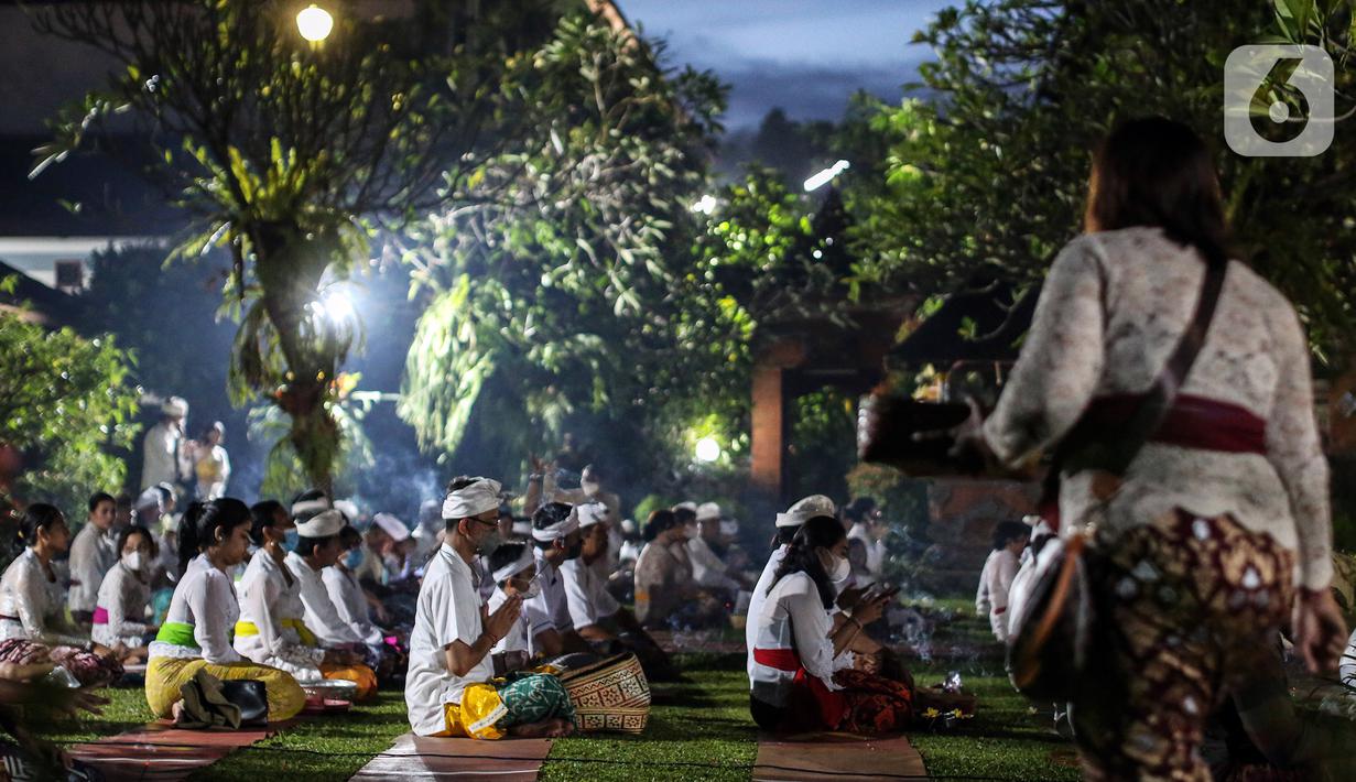Umat Hindu Bali saat merayakan Hari Raya Galungan di Pura Amerta Jati, Jalan Punak, Pangkalan Jati, Cinere, Depok, Jawa Barat, Rabu (8/6/2022). Hari Raya Galungan merupakan hari merayakan kemenangan kebaikan (Dharma) melawan kejahatan (Adharma). (Liputan6.com/Johan Tallo)