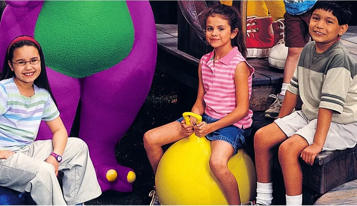 Selena Gomez dan Demi Lovato mulai berkenalan da menadi sahabat karena pertama kali berteu di Barney & Friends. (popsugar.com)