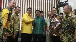 Ketum Partai Golkar Airlangga Hartarto berjabat tangan dengan Ketum PPP Romahurmiziy di Kantor DPP PPP, Jakarta, Kamis (28/6). Airlangga tiba di Kantor DPP PPPP sekitar pukul 17.00 WIB. (Liputan6.com/Arya Manggala)