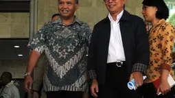 Dirut PT Pertamina Dwi Soetjipto bersama Ketua KPK Agus Rahardjo usai pertemuan koordinasi dan supervisi pencegahan korupsi, di KPK, Jakarta, Kamis (24/3). Pertamina juga dipercaya menjadi proyek percontohan BUMN anti suap. (Liputan6.com/Helmi Afandi)
