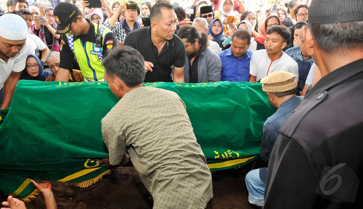 Jenazah almarhum Didi Petet saat tiba ke tempat peristirahatan terakhirnya di Tempat Pemakaman Hukum (TPU) Tanah Kusir, Jakarta, Jumat (15/5/2015). (Liputan6.com/Faisal R Syam)