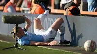 Penyerang Manchester City asal Norwegia #09, Erling Haaland, bereaksi setelah bertabrakan dengan gelandang Bournemouth asal Inggris #04 Lewis Cook selama pertandingan perempat final Piala FA Inggris antara Bournemouth dan Manchester City di Stadion Vitality di Bournemouth, di pesisir selatan Inggris pada tanggal 30 Maret 2025. (JUSTIN TALLIS/AFP)