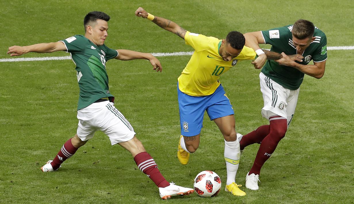 Gelandang Brasil, Neymar, berusaha melewati hadangan gelandang Meksiko, Hirving Lozano, pada babak 16 besar Piala Dunia di Samara Arena, Samara, Senin (2/6/2018). Brasil menang 2-0 atas Meksiko. (AP/Sergei Grits)